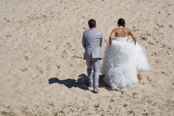 Prachtige en mooie bruidspaar op het strand — Stockfoto