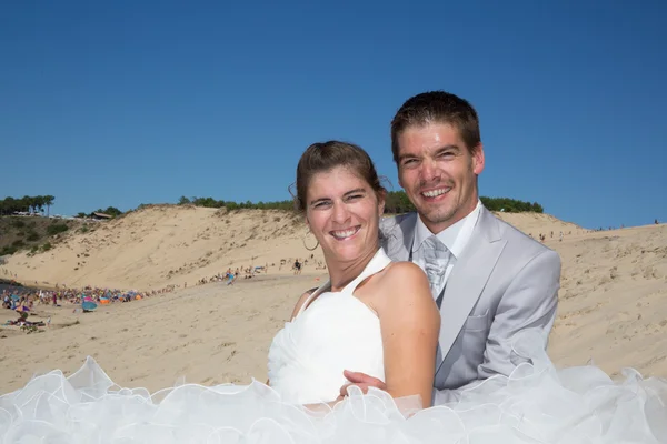 Мбаппе и милая свадебная пара на пляже — стоковое фото