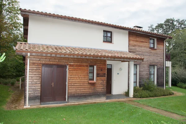 Une très belle maison avec un jardin — Photo