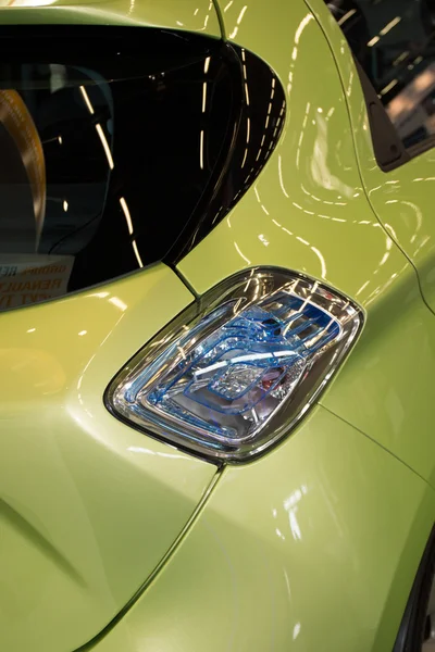 Grünes Elektroauto - eine Rückseite, die Hälfte. — Stockfoto