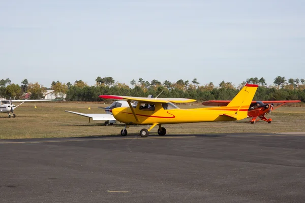 Belo avião pequeno no aeroporto  - — Fotografia de Stock