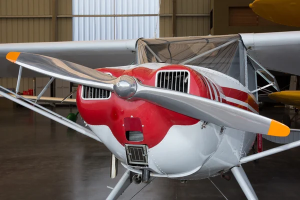 Beau petit avion à l'aéroport - avion à hélice — Photo