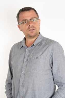 Gözlüklü, yakışıklı adam unhaven ile mavi bir rahat gömlek