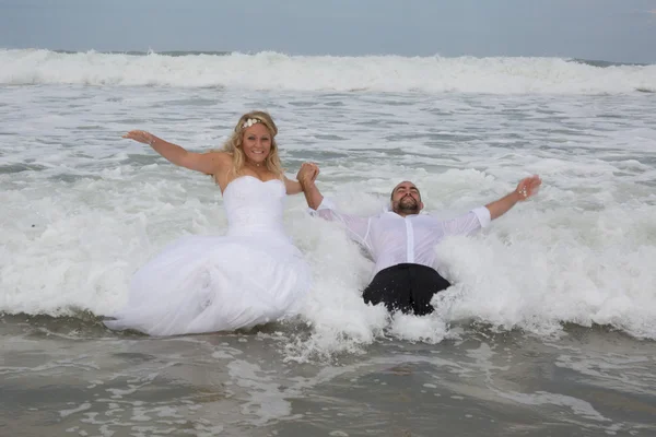 Encantador casal de casamento — Fotografia de Stock