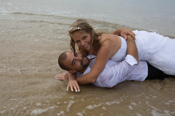 Привлекательная невеста и жених женятся на пляже — стоковое фото