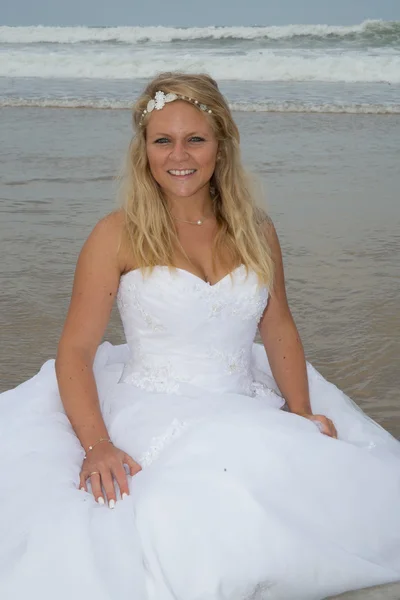 Блондинка-невеста на пляже в летнее время — стоковое фото