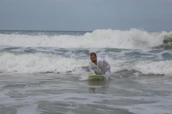 Bello sposo surf in spiaggia durante l'estate — Foto Stock