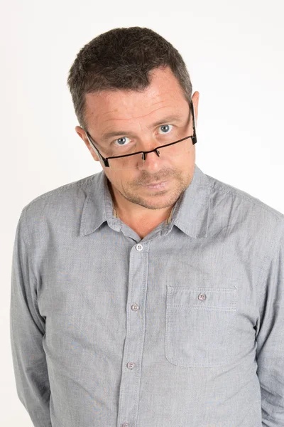 Beau homme avec des lunettes, unhaven avec une chemise décontractée bleue — Photo