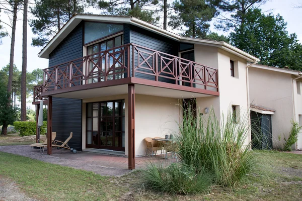 Maison neuve avec jardin en été — Photo