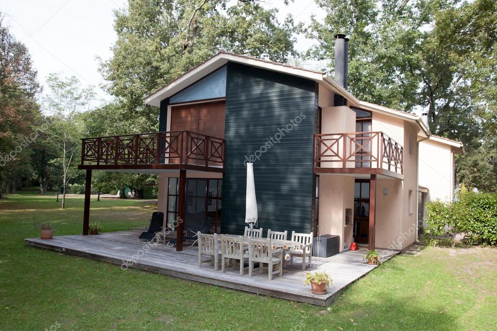 Schönes Haus mit schönem Garten — Stockfoto © OceanProd ...