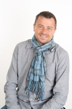 yakışıklı adam kameraya bakan