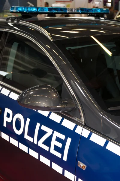 Samochód niemieckiej policji - niebieski i szary samochód — Zdjęcie stockowe
