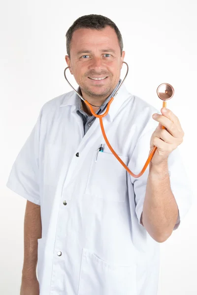 Здравоохранение и медицинская концепция - молодой врач-мужчина со стетоскопом — стоковое фото