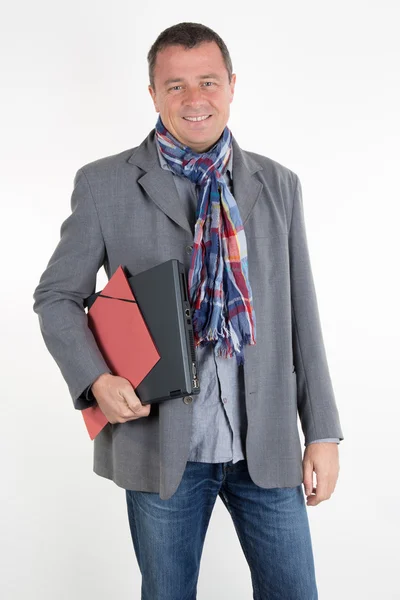 Eleganter Mann überall mit Laptop verbunden — Stockfoto