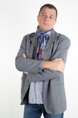 Akıllı adam kameraya bakan
