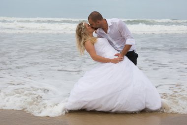 Bir çekici gelin ve damat sahilde evleniyor