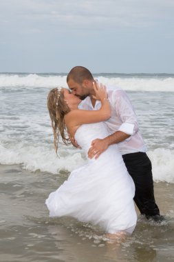 Bir çekici gelin ve damat sahilde evleniyor