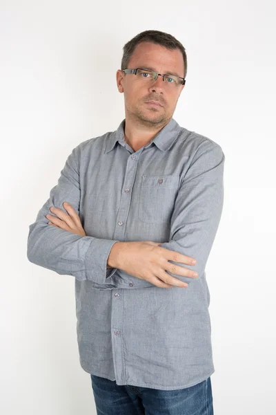 Gözlüklü, yakışıklı adam unhaven ile mavi bir rahat gömlek — Stok fotoğraf