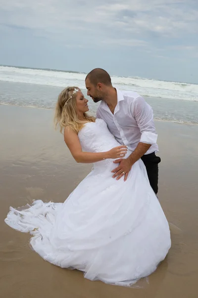 Atrakcyjne panny młodej i pana młodego, ślub na plaży — Zdjęcie stockowe