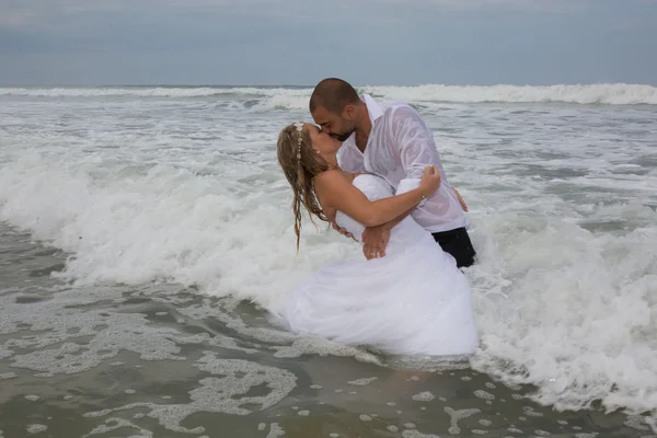 Matrimonio coppia in spiaggia — Foto Stock