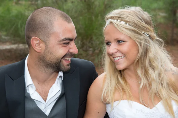 Hochzeitspaar am Strand — Stockfoto