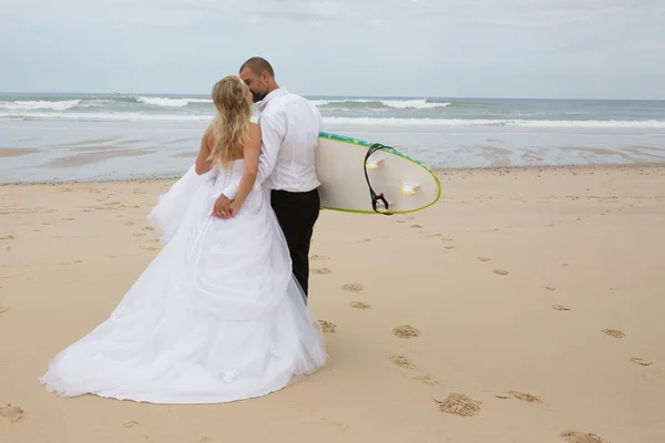 Bruiloft koppel op het strand — Stockfoto