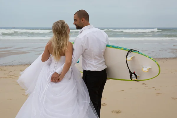 Bruiloft koppel op het strand — Stockfoto