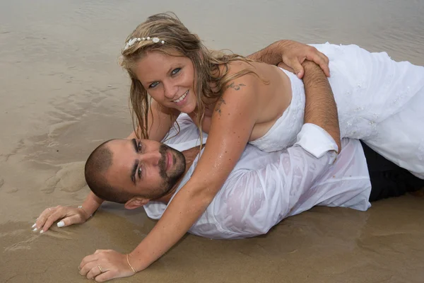 Bröllop par på stranden — Stockfoto