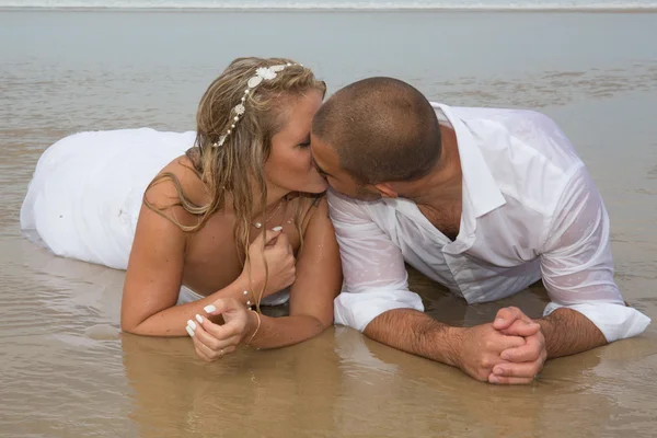 在海滩的新婚夫妇 — 图库照片