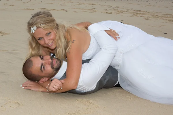 Svatební pár na pláži — Stock fotografie