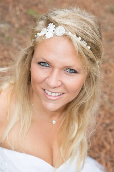 Pretty blond woman outside looking at the camera — Stock Photo, Image