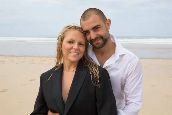 Couple de mariage à la plage avec des vêtements de mariage — Photo