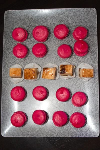 Лоток зі смачними тістечками та красивими макарунами — стокове фото