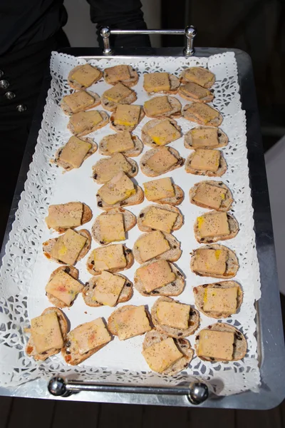 Um aperitivo, foie gras e pão francês — Fotografia de Stock