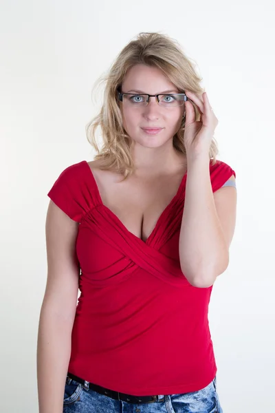 Mujer rubia joven con gafas - aislado bajo fondo blanco — Foto de Stock