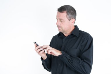 Adam, tıraşsız, kameraya bakan