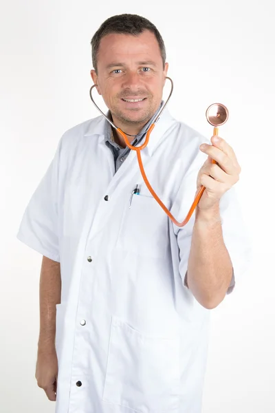 Médico masculino com estetoscópio isolado em branco — Fotografia de Stock