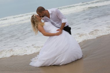 Mutlu yeni çift sahilde düğün