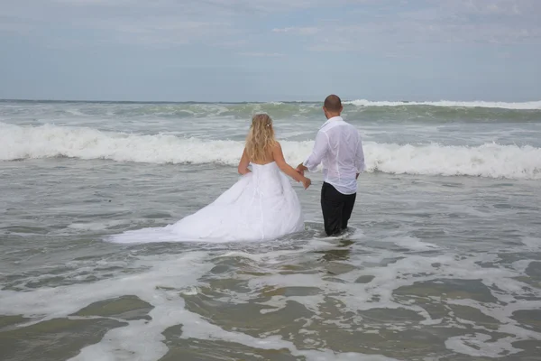 Feliz casal recém-casamento na praia — Fotografia de Stock