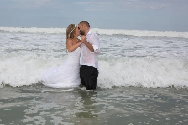 Szczęśliwy, nowo ślub para na plaży — Zdjęcie stockowe