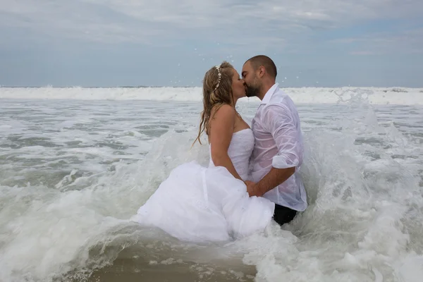 Ευτυχισμένο γάμο πρόσφατα ζευγάρι στην παραλία — Φωτογραφία Αρχείου