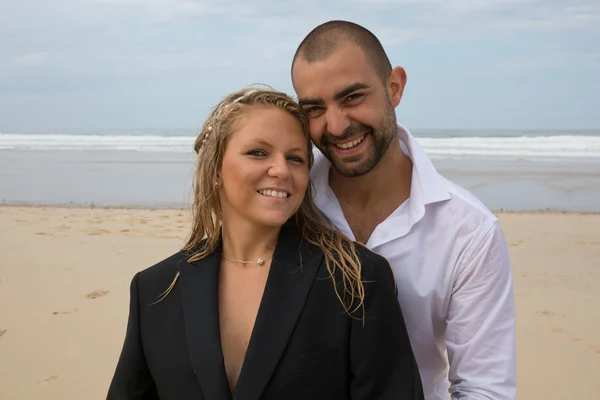Felice coppia di nozze di recente in spiaggia — Foto Stock