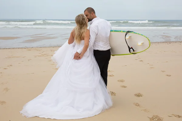 愉快新婚夫妇在海滩 — 图库照片