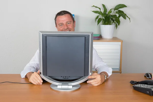 Mann arbeitet im modernen Büro am Computer — Stockfoto