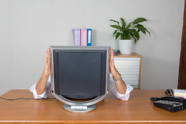 Empresário frustrado com a tecnologia com a cabeça para baixo em seu laptop . — Fotografia de Stock