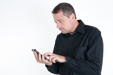 Kızgın adam akıllı telefonunu arıyorum