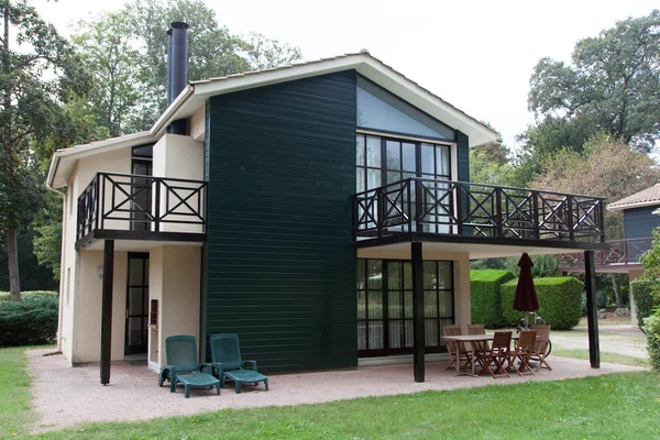 Schönes Holzhaus mit Terrasse — Stockfoto