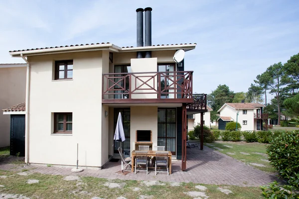 Mooi houten huis met een terras — Stockfoto