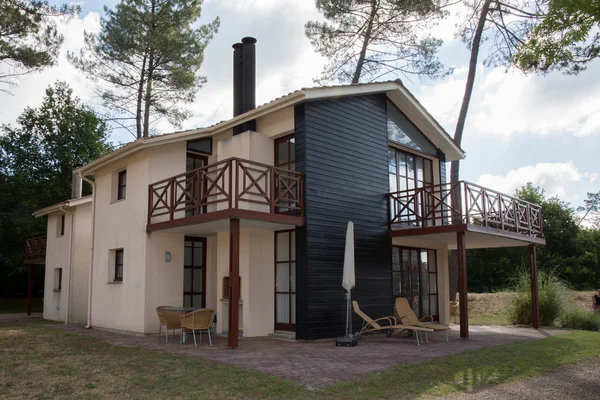 Belle maison en bois avec terrasse — Photo