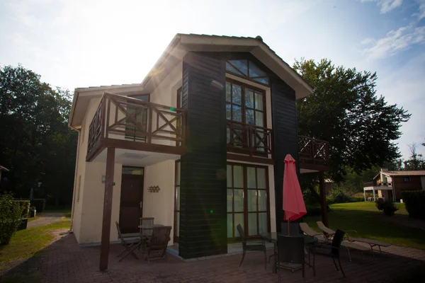 Дом деревянный с террасой — стоковое фото